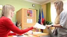 I čerstvě osmnáctiletá Ludmila Bartlová šla v Hostějově k volební urně.