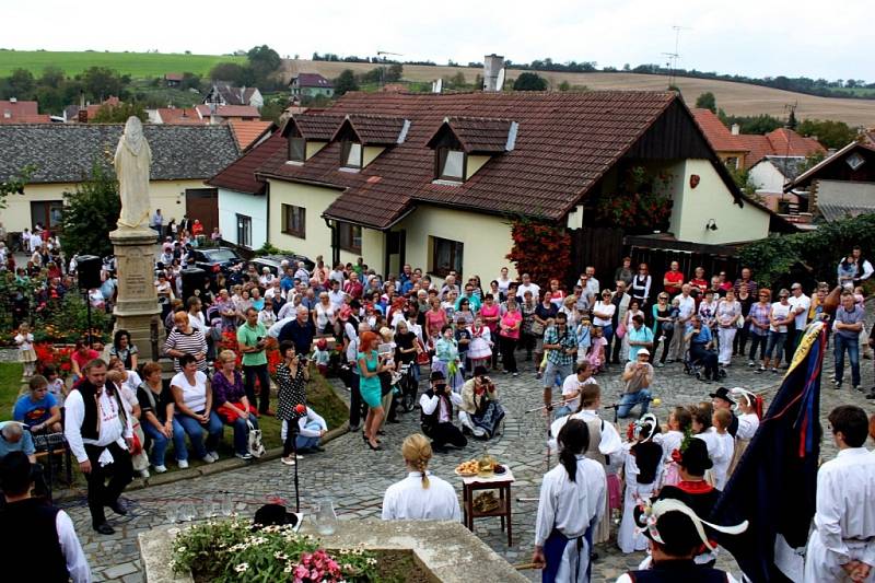 Komponovaný program se odehrával pod starobylou kapličkou v centru obce.