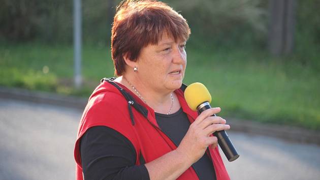 Před shromáždění vystoupila také starostka sousedních Popovic Jitka Nováková.