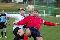 Fotbalistům Tupes a Huštěnovic (v tmavém) se v letošním ročníku zatím příliš nedaří. Ve vzájemném souboji byli úspěšnější prvně jmenovaní, kteří svého soupeře přehráli 4:1. 