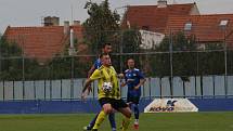 Fotbalisté Kunovic (žluté dresy) v 5. kole krajské I. A třídy skupiny B podlehli favorizovaným Zborovicím 1:2.