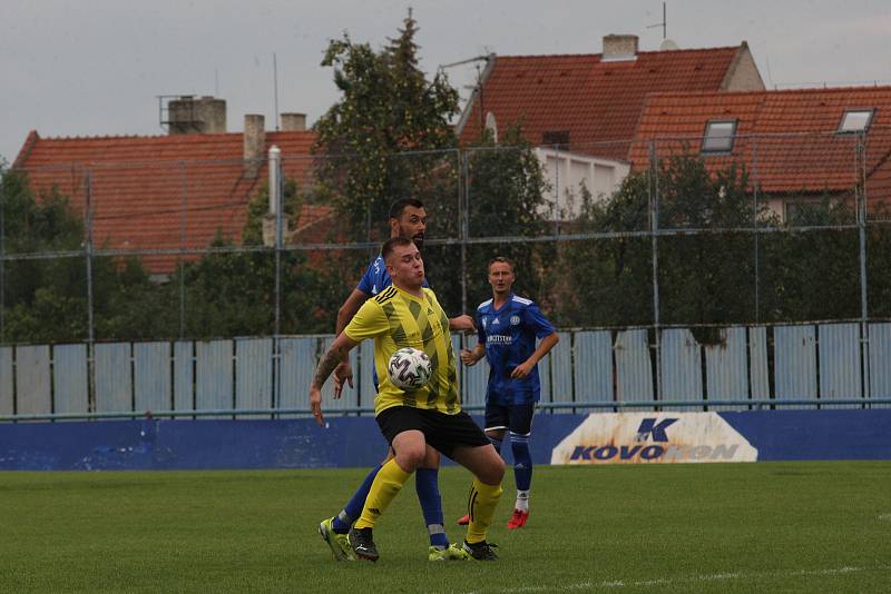 Fotbalisté Kunovic (žluté dresy) v 5. kole krajské I. A třídy skupiny B podlehli favorizovaným Zborovicím 1:2.