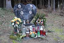 Pomník z roku 2013 na památku všech dívek, které nepřežily havárii při Rallye Lopeník, je neustále obkloben svíčkami.