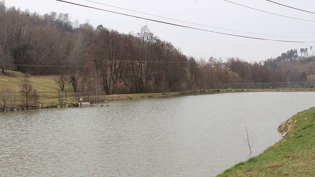 Hospodu Na Srubu ve SKI Parku Osvětimany poničil požár.