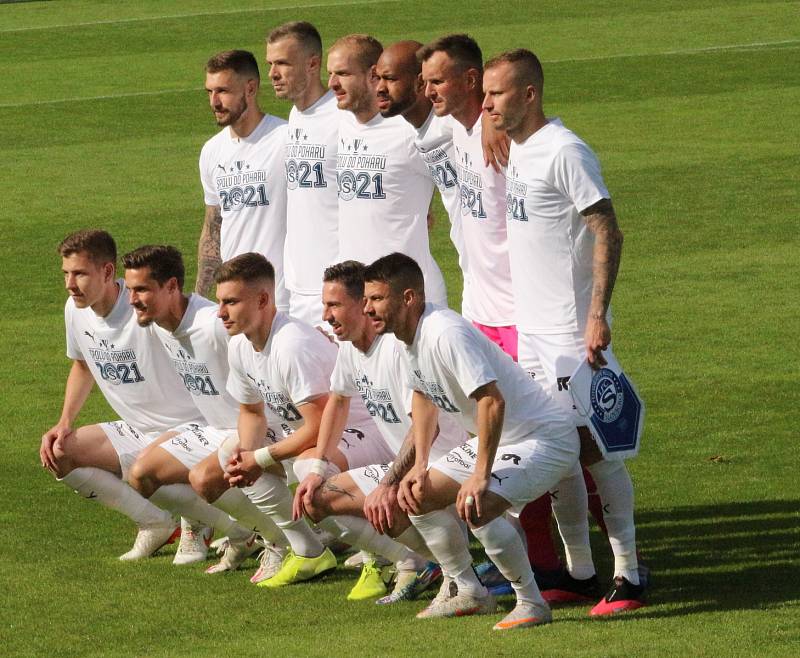 Fotbalisté Slovácka (bílé dresy) zakončili ligovou sezonu v derby se sousedním Zlínem.