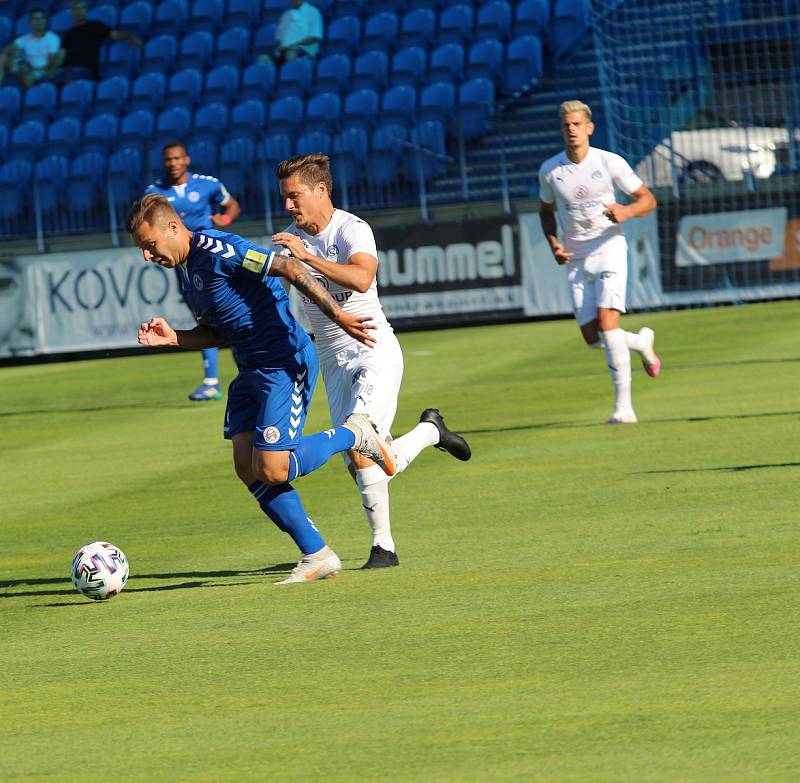 Fotbalisté Slovácka (v bílých dresech) vyhráli v Senici 1:0