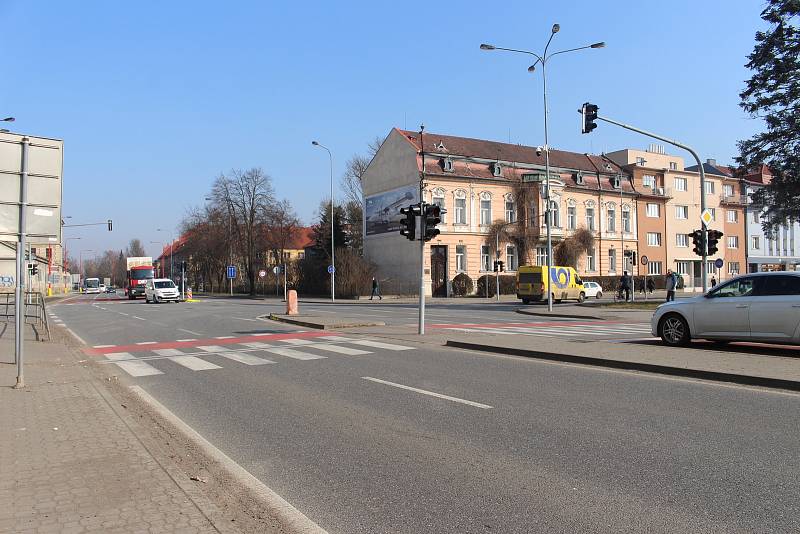 Hlavní křižovatka v Uherském Hradišti. Březen 2021 před opravou.