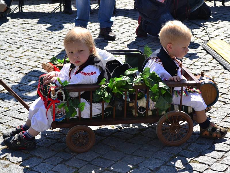 Krojovaný průvod obcí odstartoval ve Vinohradské ulici a cíl měl na Masarykově náměstí v Uherském Hradišti.