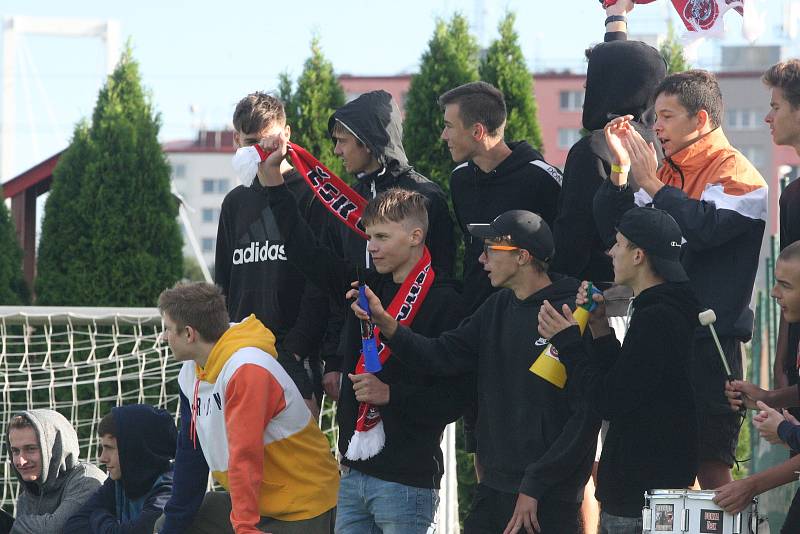 Fotbalisté Uherského Brodu (červené dresy) ve 2. kole MOL Cupu podlehli druholigové Jihlavě 1:2 a v poháru končí.