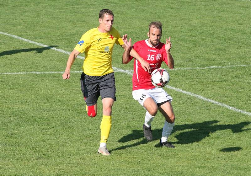 Fotbalisté Uherského Brodu (v červených dresech) v 1. kole MSFL doma hráli s Kroměříží bez branek.