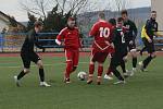 Fotbalisté Dolního Němčí (černé dresy) v zahajovacím utkání jubilejního dvacátého ročníku Gambrinus Cupu podlehli Mladcové 0:2.