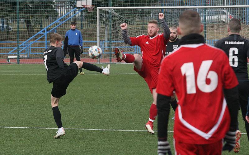 Fotbalisté Dolního Němčí (černé dresy) v zahajovacím utkání jubilejního dvacátého ročníku Gambrinus Cupu podlehli Mladcové 0:2.