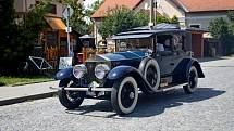 VETERÁNI. Nablýskanými historickými vozidly se v sobotu mohli kochat občané Velehradu i jeho návštěvníci.