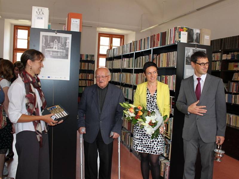 Květinami ani zkapalněnými švestkami kněz Josef Cukr nikdy nepohrdl.