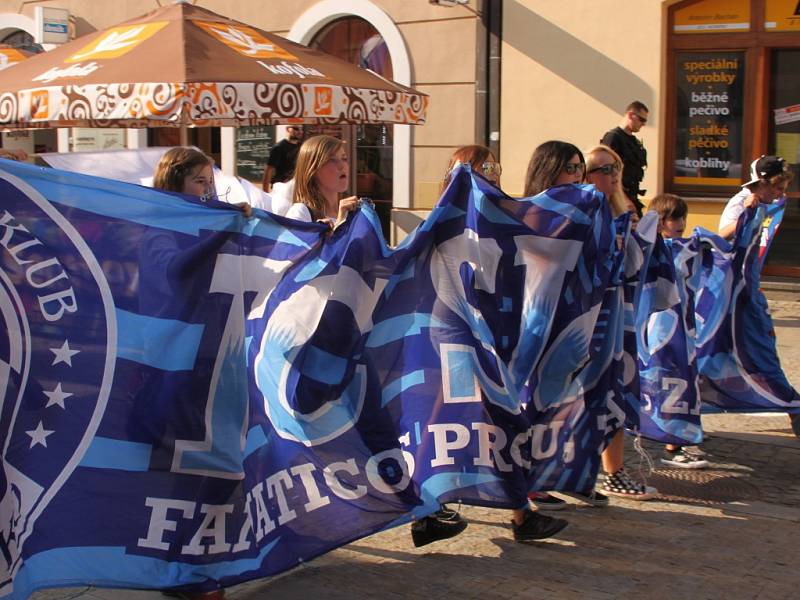 Fotbaloví fanoušci v ulicích Uh. Hradiště. Ilustrační foto.
