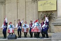 Vzahradách pražského Valdštejnského paláce si zatančili a zazpívali členové folklorního souboru Kohútek z Bánova.