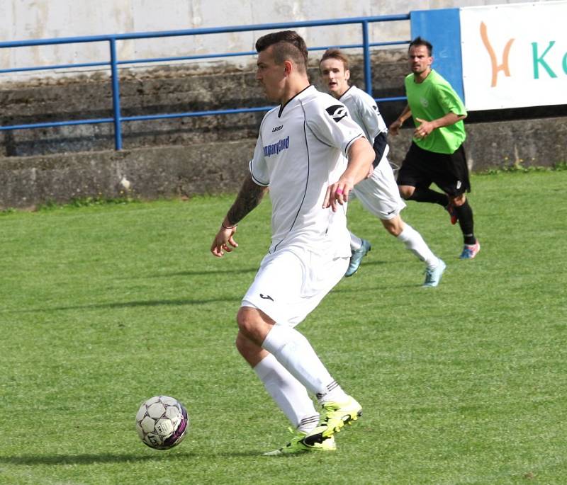 21. kolo Okresní přebor OFS Uherské Hradiště:  Jarošov (v bílém) – Bílovice 5:0