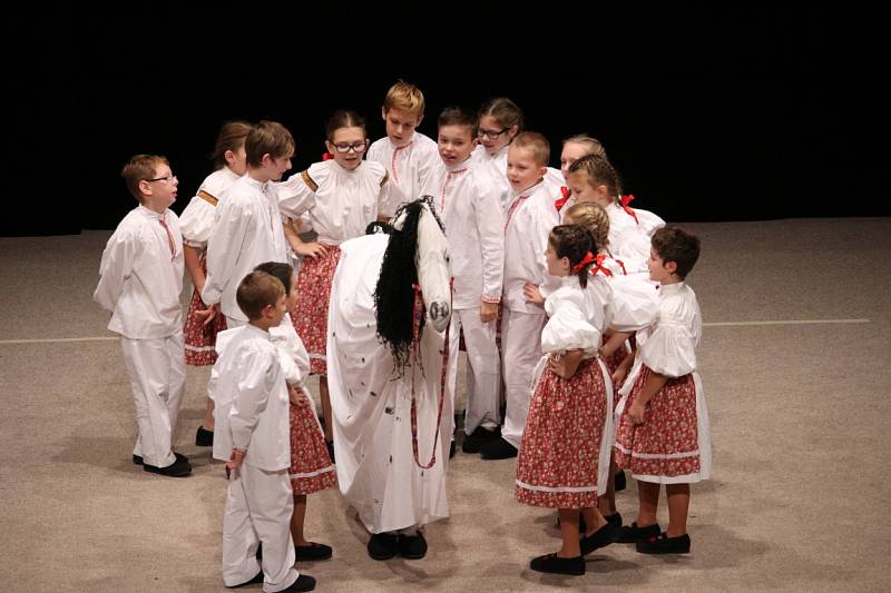 Ve Velkém sále Kulturního domu Uherský Brod se v sobotu večer oslavovalo výročí dětského folklorního souboru Holúbek řadou vystoupení.