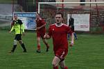 Fotbalisté Jalubí (žlutočerné dresy) v semifinále Poháru OFS Jarošovský pivovar zdolali Nedakonice 3:0.