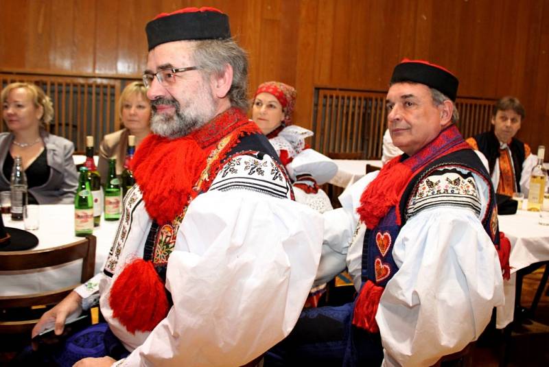 Tuzemským folklorním fenoménem je ve Vlčnově krojový ples s představením krále a jeho družiny.