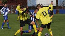 Fotbalisté Kunovic (žluté dresy) v 9. kole krajské I. A třídy skupiny B podehli doma Nedachlebicím 0:3 a v tabulce zůstali předposlední.