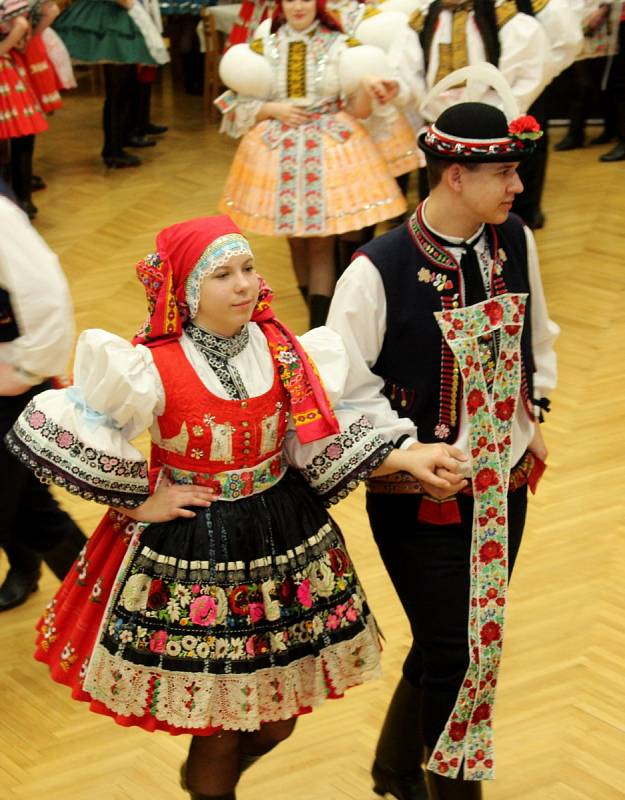 Při plese v Babicích mohli jeho návštěvníci obdivovat mládence a děvčice ve slováckých krojích.