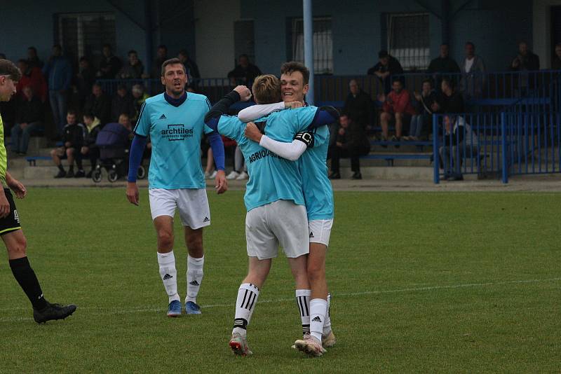 Fotbalisté Polešovic (světle modré dresy) v 10. kole krajské I. B třídy skupiny C zdolali doma na hody Lhotu 3:1.