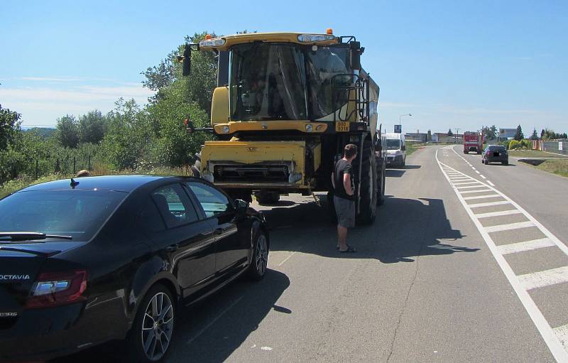 Olejovou skvrnu táhnoucí se jeden kilometr likvidovali v neděli 30 července dopoledne hasiči mezi Polešovicemi a Moravským Pískem. Olej unikal z kombajnu.