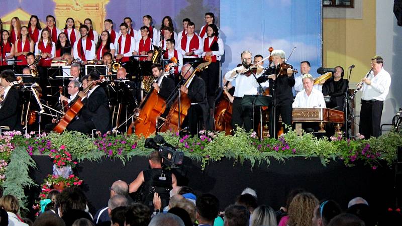 KONCERT. V průběhu Večera lidí dobré vůle vládla před velehradskou bazilikou nádherná atmosféra.