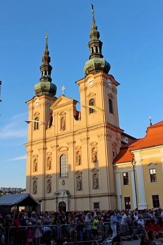 KONCERT. V průběhu Večera lidí dobré vůle vládla před velehradskou bazilikou nádherná atmosféra.