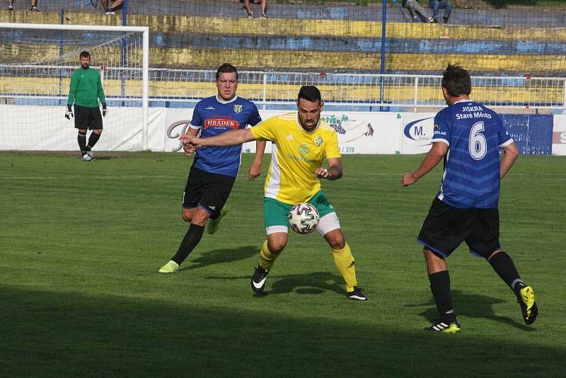 Fotbalisté Starého Města (modré dresy) ve čtvrtfinále Poháru Zlínského KFS zdolali Boršice na pokutové kopy. Dramatický duel sledovalo 550 diváků.