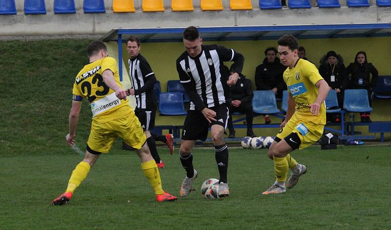 Fotbalisté Strání (žluté dresy) v sobotním souboji nejhorších týmů divize E doma prohráli s Holešovem 1:2.