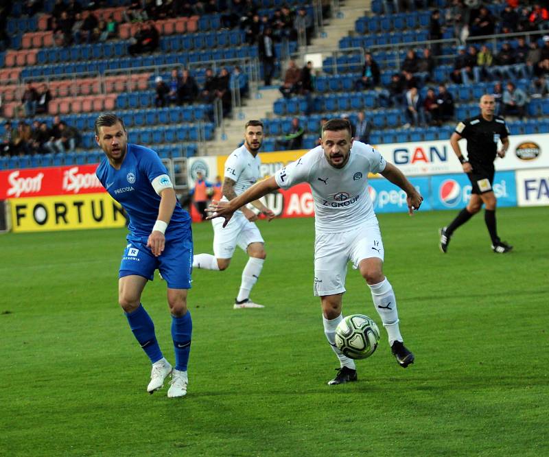 Fotbalisté Slovácka (v bílých dresech) v předehrávce 12. kola FORTUNA:LIGY hostili liberecký Slovan.