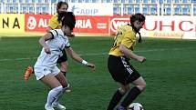 Fotbalistky Slovácka (v bílých dresech) na Městském stadionu Miroslava Valenty zdolaly Horní Heršpice 2:1.