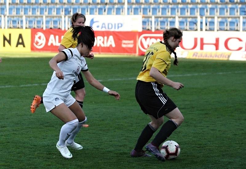 Fotbalistky Slovácka (v bílých dresech) na Městském stadionu Miroslava Valenty zdolaly Horní Heršpice 2:1.