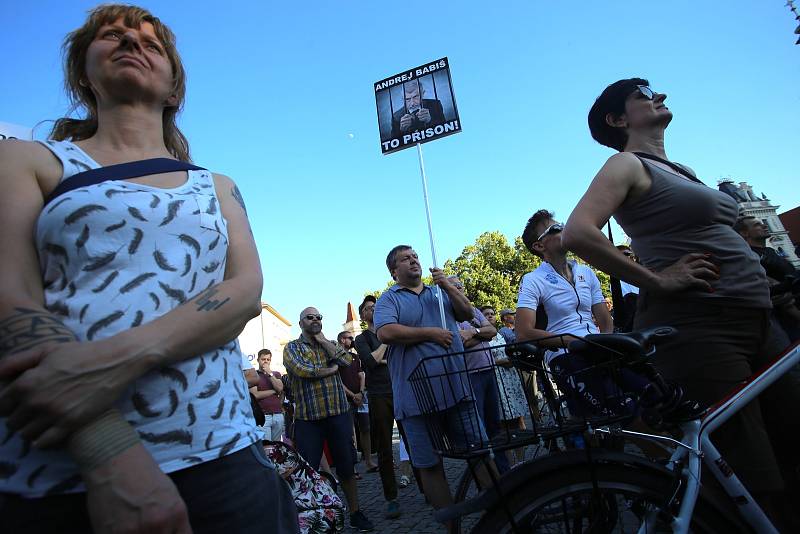 Demonstrace za nezávislou justici a proti vládě Andreje Babiše na Masarykově náměstí v Uherském Hradišti - 11. 6. 2019