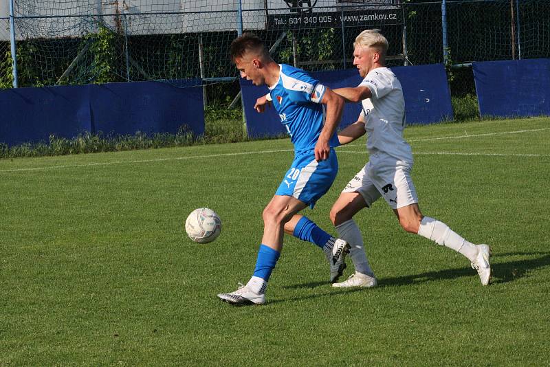 Fotbalisté Slovácka B (bílé dresy) v páteční předehrávce 32. kola MSFL remizovali na hřišti v Kunovicích s juniorkou Ostravy 2:2.