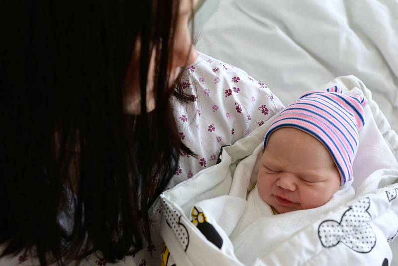 Karolína je druhým dítětem narozeným letos ve Zlínském kraji. Přišla na svět v Uherskohradišťské nemocnici 1. ledna ve čtyři hodiny ráno. Váží 2,68 kg a měří 49 cm.