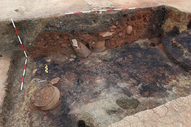 Archeologové odhalili v Uherském Brodě několik středověkých sklepů, jeden z nich pohřbil požár