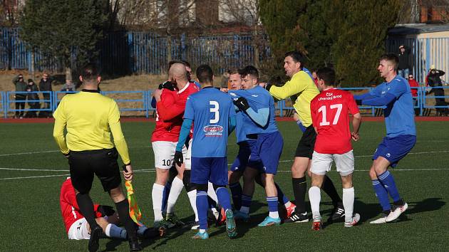 Fotbalisté Uherského Brodu (červené dresy) v 19. kole MSFL podlehli doma na Lapači Otrokovicím 2:3.