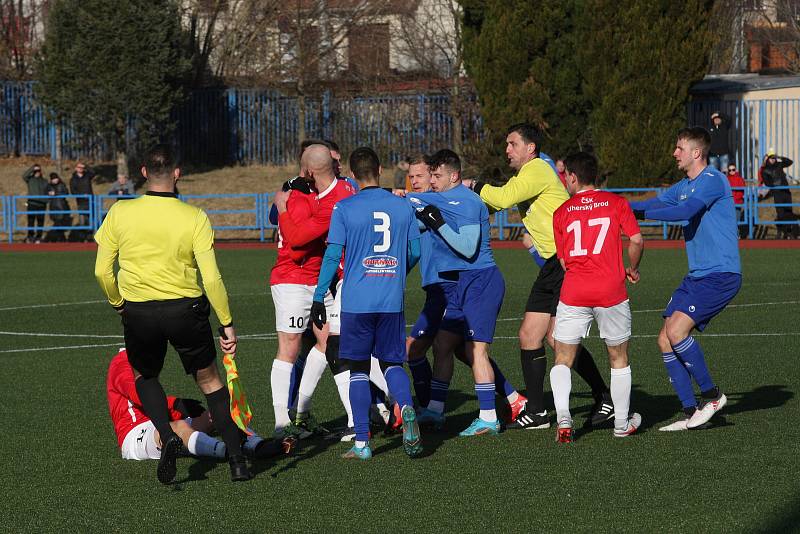 Fotbalisté Uherského Brodu (červené dresy) v 19. kole MSFL podlehli doma na Lapači Otrokovicím 2:3.