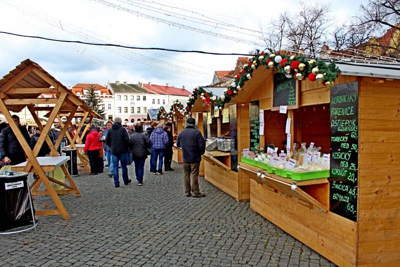 Na Masarykově náměstí v Uherském Hradišti byl v sobotu odstartován patnáctidenní vánoční jarmark.