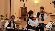 Starobylé horňácké velikonoční písně v podání cimbálové muziky Pentla zněly v sobotu kaplí Panny Marie Růžencové v Traplicích