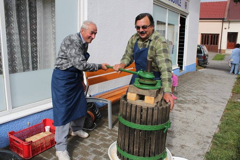 PŘEMĚNA JABLEK. Zahrádkáři se postarali o ukázku drcení jablek i presování