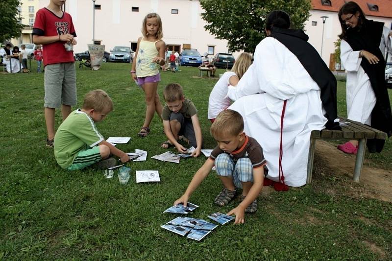 POD VĚŽEMI. Děti měly při soutěžích a hrách baziliku za zády.