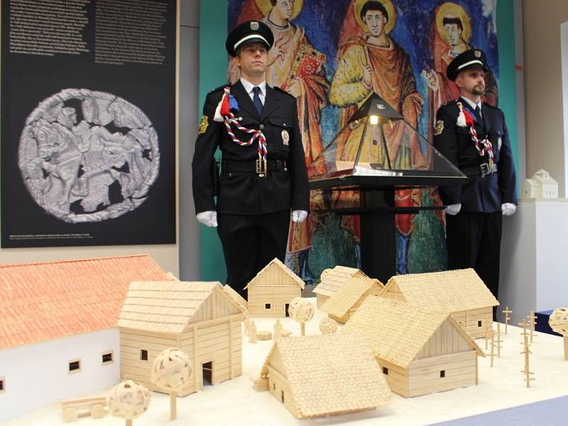 Moravské zemské muzeum uzavřelo v Uherském Hradišti dohodu o spolupráci s Policií ČR. Při té příležitosti archeologové představili unikátní nález „Sokolníka“. 