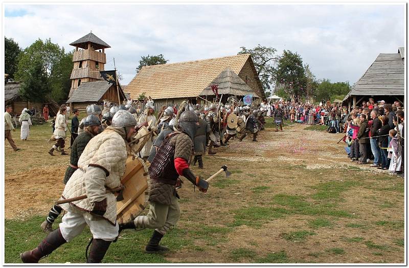 Skupina Velkomoravané spolu s historickými zahraničními uskupeními lidem ukáží, jak se žilo, pracovalo a bojovalo na Velké Moravě.