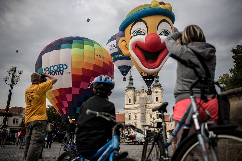 V pátek brzo ráno vzlétaly horkovzdušné balóny pro veřejnost také z několika míst Uherského Hradiště. 