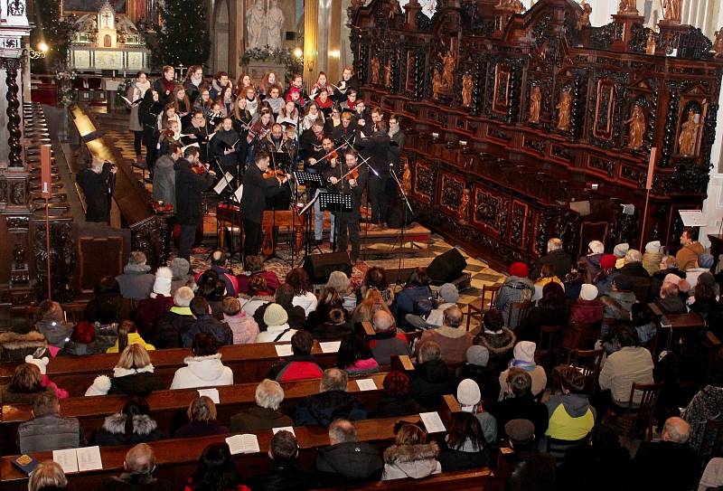 V DUCHU VÁNOC. Koncert cimbálové muziky Cifra a pěveckého sboru Viva la musica z Gymnázia v Uherském Hradišti přilákal do velehradské baziliky na 250 posluchačů.