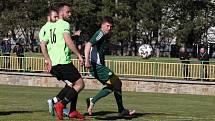 Derby fotbalistů Dolního Němčí (světle zelené dresy) s Nivnicí skončil v I. A třídě nerozhodně 2:2.